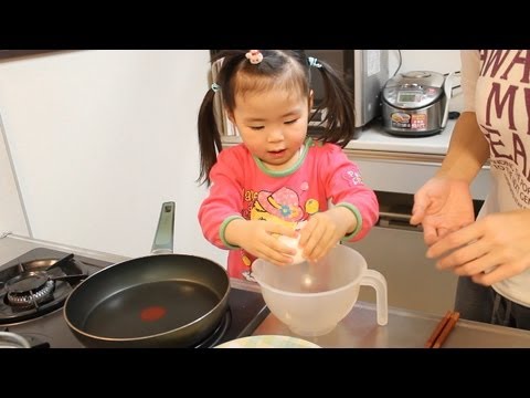 Rino - 2012年3月13日/2歳9ヶ月 Rino helps a mom preparing for the dinner. The menu of this day was omelet in rice. Her role is to cook scrambled eggs to put on omelet in r...