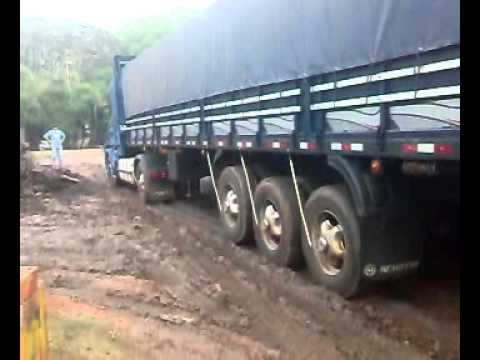 camion scania - No pudo subir un charquito el Scania, el chófer dijo que no se puede hacer patinar mucho por que tiene el diferencial frágil, me caí de espalda y me pregunto...