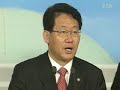 [국민일보] 시론-목회자의 부실학위와 성직매매요즘 허위학력 자백이 세인의 관심을 모은다. 특정 상황에서 한번 잘못 걸친 '허위학력 옷'을 평생 짐처럼 끌어안고, 양심의 가책을 받고 살아온 연예인들의 참회를 듣고 분노보다는 격려와 위로를 전하고 싶은 것은 어인일일까. 그런데 이러한 회개가 정작 교계에서는 일어나지 않고 있는 현실 앞에서 자괴감을 금할 수 없다.한국 교계의 일부 목사, 전도사 및 신학 교수들의 부실학위, 허위학력, 가운 치장이 심각한 위험 수위에 이르렀다는 우려의 소리가 높다. 엄격한 학사 관리와 영성수련 과정을 거치지 않은 목회자 양산 체제, 각종 무인가 신학교 범람 등 성직매매 행위와 다름없는 통탄할 일들이 오늘도 지속되고 있다. 상업적 교권주의자들이 '종교자유'라는 방패와 '정통신학 고수'라는 창검을 들고 아무곳에나 신학교라는 간판을 내걸면서 활개치는 것이 이제는 사회악이 됐다.종교란 객관적으로 검증이 어려운 마음의 지성소의 일이요, 성스러운 초월과 관련된 부분이 있기 때문에 제도적 학교에서의 일등 학생이 반드시 훌륭한 목회자가 된다는 보장은 없다. 그러나 종교인의 생명은 정직과 성실 그 자체에 있다. 복음전도 소명감에 불타서 만부득이 부실학위와 학력 부풀리기에 관계되었노라고 변명해도 자기 자신과 교인, 그리고 하나님을 기만하는 일인 것이다. 예배시간에 석·박사 학위 가운을 입고 설교하거나 집례하는 것도 보기에 민망하기 그지없다.그러면 어디서부터 어떻게 개혁의 손을 대야 하는가. 첫째, 가장 본질적인 문제는 한국 기독교회의 타락과 세속화에 있다. 사도 바울은 그리스도를 아는 지식과 전도자로서의 영광이 너무나 존귀하여 그가 가진 기존의 세상적 명예와 기득권을 배설물처럼 다 버렸고, 하찮게 여겼으며, 심지어 해가 되는 것으로 생각한다고 말했다(빌3:7-12). 그런데 한국 교계 직업목회자들은 반대의 방향이다. 복음을 위해 모든 것을 초개같이 여기기는커녕 부와 명예와 안락을 위해 그리스도를 팔고, 허위 학위증을 얻기 위해 양심을 저당잡고, 개인 욕망 충족을 위해 교회를 수단으로 삼는다.둘째, 지금 한국 기독교는 거대한 부실 건축물과 같고, 비리가 자행되는 복마전 같다고 염려하는 사람이 적지 않다. 현실적 문제는 교역자 인사기록의 정보를 확인하거나 교회 재정 구조의 투명성을 검증할 객관적 자료 및 제도적 장치가 전혀 없다는 것이다. 한국 기독교는 국내 및 해외 선교를 부르짖기 전에 한국 기독교 실체를 정직하게 드러내는 공신력 있는 한국 기독교 통계자료연감부터 발간해야 한다.실추된 공신력 회복 없이는 한국 기독교의 성장과 성숙은 기대하기 어렵다. 도대체 한국 개신교의 예배처소나 교회가 몇 곳이며, 교단별 성직자의 정확한 수와 명단 및 그들의 학력 및 경력, 평신도 수와 재정 현황을 정확히 아는 사람은 아무도 없다니 말이 되지 않는다.어느 정당에서 보았듯 대선 출마자를 가리는 예비선거 투표자 18만5080명의 투표자 명부를 불과 몇 개월 만에 철저히 준비할 수 있는 컴퓨터 강국이 바로 한국이다. 이런 전자정보 시대에 5만곳 안팎의 개신교 교회들의 총체적 현황을 담은 기독교 통계자료연감 하나 출판하지 못한다는 것은 한국 개신교의 무능력과 무관심, 아니면 은폐 의도의 무의식적 단합 결과가 아닐까 두렵다.지금은 아무것도 감출 수 없는 정보화 시대다. 공신력 있는 기독교의 통계자료연감이 발간되면 그 내용의 진위 검증은 인터넷 정보망을 통해 수천명 검증자의 눈과 손이 밝혀낼 수 있고, 한국 개신교는 그만큼 정화될 것이다. 교인들과 한국 사회는 정직하고 깨끗한 마음, 성실하고 경건한 심성의 전도자와 목회자를 애타게 찾고 기다리는 것이지 엉터리 학력증명서나 학위 가운을 걸친 목회자를 찾는 게 아니라는 사실을 명심해야 하겠다.김경재 (목사·한신대 명예교수)2007년 8월 24일source:http://www.kukinews.com/special/article/opinion_view.asp?page=1&gCode=opi&arcid=0920638950&sec=1314