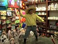 AGAPITO NOS MUESTRA SU CURRICULUM EN SU CANCION PARA QUE LE DEN UN TRABAJITO