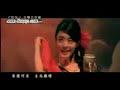 千里之外詞：方文山曲：周杰倫屋簷如懸崖風鈴如滄海我等燕歸來時間被安排演一場意外妳悄然走開故事在城外濃霧散不開看不清對白妳聽不出來風聲不存在是我在感慨夢醒來是誰在窗台把結局打開那薄如蟬翼的未來經不起誰來拆我送妳離開千里之外妳無聲黑白沉默年代或許不該太遙遠的相愛我送妳離開天涯之外妳是否還在琴聲何來生死難猜用一生去等待聞淚聲入林尋梨花白只得一行青苔天在山之外雨落花台我兩鬢斑白聞淚聲入林尋梨花白只得一行青苔天在山之外雨落花台我等妳來一身琉璃白透明著塵埃妳無瑕的愛妳從雨中來詩化了悲哀我淋濕現在芙蓉水面採船行影猶在妳卻不回來被歲月覆蓋妳說的花開過去成空白夢醒來是誰在窗台把結局打開那薄如蟬翼的未來經不起誰來拆我送妳離開千里之外妳無聲黑白沉默年代或許不該太遙遠的相愛我送妳離開天涯之外妳是否還在琴聲何來生死難猜用一生去等待