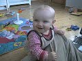 Meja tr�nar p� att st�lla sig upp