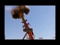 Watch 'Brutal accidente: Un hombre se precipita al vacio desde una atracción de feria - Vídeo'
