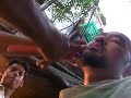 Click here to watch this video インド路上で髭剃り＠コルカタ サダルストリート1/2（そりノーカット）