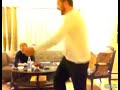 Chica ebria bailando salta y cae al suelo