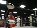 el powy en la misma pelea en otro round fiel a su estrategia entra recibe y sal, y vuelve por mas
