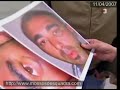 Cinc policies són investigats per l'agressió a dos detinguts als calabossos de la comissaria de les Corts Diversos agents han estat denunciats últimament per casos similarsJ.P.Un caporal i quatre agents dels Mossos d'Esquadra han estat suspesos de sou i feina pel departament d'Interior després que s'hagin descobert indicis de la seva presumpta implicació en els maltractaments soferts per dos detinguts als calabossos de la comissaria de les Corts. La conselleria d'Interior va fer públic ahir aquest cas, que ja ha posat en coneixement de la fiscalia. Sis agents més, adscrits a la mateixa comissaria, tenen obertes investigacions judicials per dos casos més de suposats maltractaments.Van ser les reiterades denúncies de persones que afirmen haver estat maltractades en aquest centre el que va portar la direcció dels Mossos a obrir una investigació interna que va descobrir aquest nou cas. Els cinc agents investigats -dos dels quals estaven en pràctiques- van ser gravats per les càmeres de seguretat que van ser instal·lades per la unitat d'afers interns. En una de les imatges es veu una agent agredint a una detinguda, i en unes altres imatges, gravades quinze dies més tard, apareixen la resta de mossos pegant a un altre detingut. En sortir de la comissaria un d'aquests detinguts presentava blaus en un ull i altres parts del cos.Per evitar que en el futur es puguin repetir situacions d'aquestes s'ha decidit posar en marxa un pla d'instal·lació de càmeres a la cel·les de la comissaria i a les zones d'escorcoll. Amb aquesta mesura també es vol evitar que els detinguts es puguin autolesionar i que hi hagi falses denúncies. Aquesta mesura s'aplicarà en el futur a altres comissaries. Esporàdic i intolerableL'anunci de la investigació relativa als cinc agents el van fer ahir el secretari general del departament d'Interior, Joan Boada, i el director general dels Mossos, Rafael Olmos. Per un costat, Boada va afirmar que aquestes agressions són 