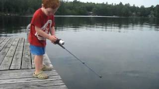 Tuttuğu balıktan korkan çocuk en çok izlenen videolar arasında. 