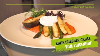 Marinierter Spargel mit Paprika-Hummus, gebratener Avocado und pochiertem Ei Marinierter Spargel mit Paprika-Hummus, gebratener Avocado und pochiertem Ei
