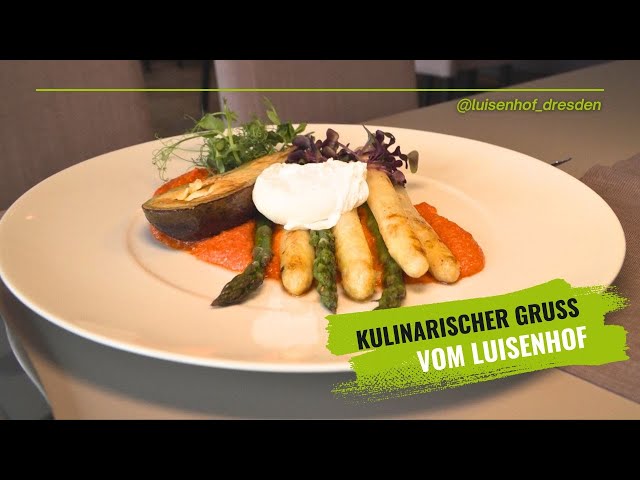 Marinierter Spargel  mit Paprika-Hummus, gebratener Avocado und pochiertem Ei