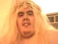 I hate that drug addict amy winehouse bitch!we shud get her!