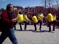 Actuaci� de ball de bastons a la mani en contra la Mat