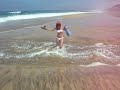 Kath traverse un torrent sur la plage Kath traverse un torrent sur la plage
