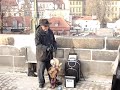 Puppenspieler in Prag spielt mit seiner Marionette Doktor Schiwago auf der Karlsbrücke Puppenspieler in Prag spielt mit seiner Marionette Doktor Schiwago auf der Karlsbrücke