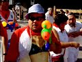 san fermin 2007. subida de la pe�a muthiko alaiak a los toros.