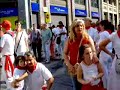 san fermin 2007. subida de la pe�a muthiko alaiak a los toros.