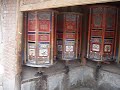 511. Młynki modlitewne w Xiahe. Praying mills in Xiahe 511. Młynki modlitewne w Xiahe. Praying mills in Xiahe