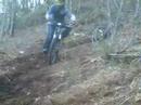 feito trevias entrando un peralte de un circuito de descenso a lo loko