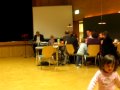 Der Bruder Paul spielt 'Jingle Bell'
