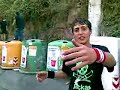 i miei amici che saltano su dei vecchi cassonetti