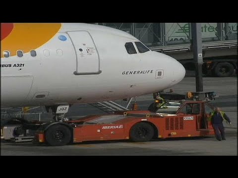 Flughafen Barcelona: Die Belegschaft der Fluggesellscha ...