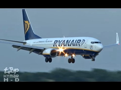 Ryanair Emergency Landing EI-DWF London Stansted ATR72 chased by flock of birds!