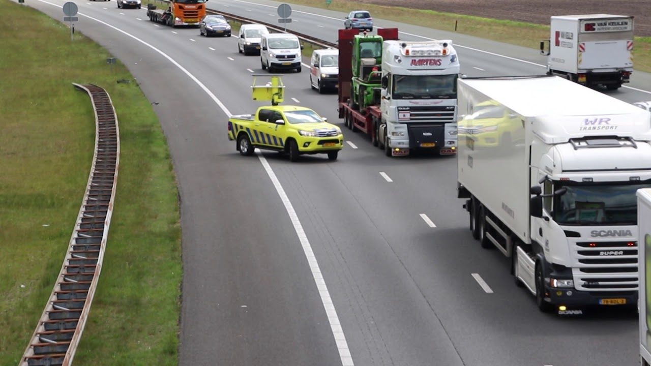 Auto botst achter op vrachtwagen Assen (Video)