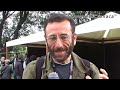 Dietro le quinte del concertone del primo maggio 2012 da piazza San Giovanni, Francesco Pannofino parla del problema lavoro dopo la conferenza stampa. Suona l'orchestra 