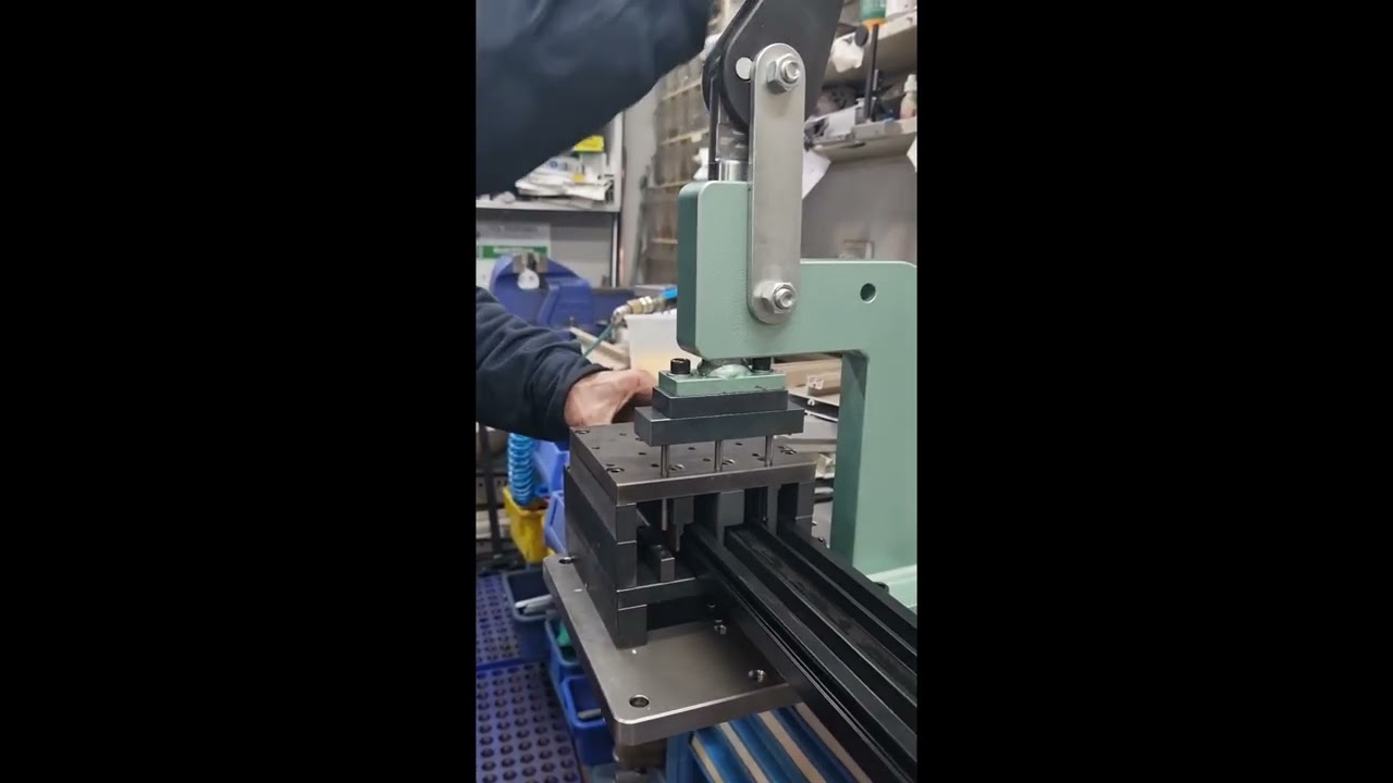 ניקוב חורי מזוזה לקבוע 7000