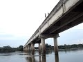 Galera pulando da ponte