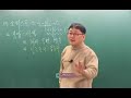 윤리 선생님의 명강의-노무현,정치,정의 

민주주의 하면 개나 소나 정치한다고 날뛴다는 거야 
개나 소나 정치한다고 날뛰면 정치판은 뭐가 돼? 
개판된다 말이야. 

그리고 정치가 개판되면 정치가 타락한다는 거야 
그리고 정치가 타락하면 사회 전체가 타락한다 말이야 
해서 민주주의는 사회 전체를 타락시키는 
'가장 나쁜 제도'라는 게 소크라테스의 사고방식이야. 

난 개인적으로 소크라테스의 정치사상에 동의하지 않아 
난 민주주의를 옹호하는 사람인데 소크라테스의 말 중에 새길 
대목이 있어 꼭 새겨두시라고 

정치가 타락하면 뭐가 타락한다고? 사회전체가 타락한다고 정치가 타락하면 
사회전체가 타락한다고 꼭 새겨둘 말이야 

난 이걸 진리라고 생각해 

한국정치가 지난 50년간 타락에 타락을 지난 60년 동안 타락을 거듭해 왔었죠? 
난 개인적으로 노무현을 별로 좋아하지 않지만 또 노무현을 찍은 사람도 아니지만 
인정할건 인정해야 돼 

노무현 때 만큼 한국의 민주주의가 발전한 적도 없었고 
노무현 때 만큼, 이 만큼 정치가 깨끗해진 적도 한국엔 한 번도 없었어. 
난 인정할 건 인정해주는 게 옳다고 생각해, 

한국 정치가 60년 동안 타락한 결과가 뭔지 아냐? 사회전체를 타락시켰는데 
우리 사회가 얼마나 타락했는지 알어? 

이걸 보면 알어 우리나라에서는 정의로움을 말하잖아 '따' 돼 
이 나라에서는 정의를 말한 사람이 '따' 된다 말이야 
정의를 말하면 병신 돼, 정의를 말하면 기껏해야 이런 대접을 받아 
너 잘났어! 이런 대접을 받아요. 

얼마나 사회가 썩어빠졌으면 정의를 말하는 사람이 '따'가 될까? 
내가 가장 심각하게 생각하는 문제는 난 너희 때는 좀 달라져야 될 거라고 
생각하는데 그런 기대 때문에 내가 한마디만 더하면 

이 사회가 얼마나 타락했냐 하면 이 나라는 청년들도 정의를 말하지 않아요. 
어느 시대나 청년들이 가장 순수해 청년들이 가장 이상적이야 
근데 이 나라 청년들은 정의란 단어를 몰라 정의란 말 아주 하지도 않아. 

그리고 청년들조차 눈앞에 이익 밖에 몰라. 썩어도 썩어도 난 이렇게 
썩은 사회가 세상에 많지 않을 거라 생각해, 정말 썩어 빠진 거지 
근데 정의를 말하지 않게 된거 그 원인이 난 썩어빠진 정치에 있다고 생각해 

이승만 같은 인간이 이 나라 대통령이 되는 순간 정의는 땅에 떨어진 거야 
백범 김구가 총에 맞아 죽는 순간 정의를 말하면 병신 되는 거지 

독립운동 했던 사람들은 또 그 가족들은 해방된 다음에도 생계대책 
어렵게 허덕이고 살아야 했고 
친일파가 됐던 자들은 
그 후손에 후손에 후손까지 떵떵거리고 사는 나라, 

그런 나라에서 정의를 말하면 웃기게 되는 거지 
박정희 같은 인간이 대통영이 되는 순간 이 나라의 정의는 없는 거야 
일본사관학교에 들어가서 천황에게 충성을 맹세하고 혈서를 쓰고 만주에 가서 
독립군 때려죽이던 그런 인간이 해방된 나라에 대통령이 되고 더군다나 
이 나라 국민들은 많은 사람들이 지금도 박정희 대통령을 존경한데 

썩어도 이렇게 썩은 나라가 또 있을까? 
장준하 선생이 돌 맞아 죽는 순간, 암살당하는 순간, 
이 나라의 정의는 없는 거야. 

전두환 이가 피로 권력을 잡고 난 다음에 조선일보가 쓰길 이렇게 썼어! 
나중에 1980년 81년도에 조선일보를 찾아봐 
전두환 찬양기사를 어떻게 쓰고 있는지 전두환이가 밀려났어. 
이제 끝났어. 그리고 조선일보가 이렇게 썼어. 

화해의 새로운 시대를 열자 과거에 연연하지 말자, 과거에 연연하지 말자... 
노태우 5년 동안에 군사독재가 계속됐어. 
노태우 정부 끝나고 나자 조선일보가 이렇게 썼어. 과거에 연연하지 말자, 
미래의 새로운 시대를 열자 화해의 새로운 시대를 열자.. 

한국은 한 번도 과거를 제대로 정리 해본 적이 없었던 거야, 
대학 들어가서 사회학 계통 공부할 기회가 생기거든 
프랑스의 근대사, 현대사를 한번 찾아봐 프랑스가 2차 대전 끝나기 직전에 
독일한테 점령당했었다. 

히틀러가 프랑스를 점령해 버린 거야 그리고 히틀러가 괴뢰정부를 세웠어 
BC정부라고... 그리고 히틀러가 프랑스를 통치하기 시작했어. 

프랑스의 많은 지식인들이 변절했어. 
히틀러의 아부 꾼으로 변절하기 시작했던 거야.. 
프랑스가 독립운동을 펼쳐가지고 히틀러 군을 몰아냈어. 

그리고 독립정부가 들어섰어. 그 다음에 프랑스가 제일먼저 한 게 뭔 줄 알어? 
말 그대로 피의 숙청이야 프랑스가 제일 먼저 한 게 피의 숙청이야 프랑스의 
더러운 잔재를 들어내겠다. 

히틀러에게 아부하고 충성했던 자들을 색출한 작업부터 시작했다. 
그 중에 제일 먼저 잡은 게 언론인들이었어. 

독일 찬양기사를 써 됐던 신문기자들, 
논설위원들, 언론인들 그리고 그 잡아들인 사람을 재판하고 
어떻게 한 줄 알어? 
총살이야, 
수천 명을 총살시켰어. 
이게 프랑스 현대사의 시작이야.