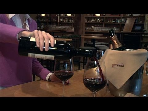 how to properly pour wine