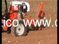 REPIQUEUSE OIL-DYNAMIQUE AUTOMOTEUR AVEC BUTTON -- PRESSION PILOTE Le nouvelle repiqueuse OMIA est en mesure de transplanter des plantes en alvéole (cylindriques, coniques et pyramidales) surtout sur terrain relevé. Il a une reddition horaire environ de 6000 plantes avec 2 seuls opérateurs, a un système de guide automatique qui suit le sillon du rehaussement ou la sillage laissée précédemment des roues. Il est apte à transplante plus délicat comme cela de la salade, céleri, bette, fenouil et n'importe quel autre plante potagère qui ne dépasse pas l'hauteur de 15 cm. Réglable sur la chaussée (d'un moindre de 50 cm à un maximum de 1metro +)sur la file (de 30cm à 1 mètre) inter-fila (de 7cm à 80cm)Beaucoup indiquée à travailler même sur terrain humide parce qu'il est très léger (750 kg). Il peut travailler très bien avec des installations d'irrigation à gouTte ou avec des minium irrigateures déjà montés de façon à pouvoir arroser vite après je transplante. Particulièrement il adapte à des petites et moyennes entreprises ou à des petits pièces de terre. Traînée d'une houe mécanique de 14 chevaux qui peut être détachée de la machine et utilisée pour autres types de travail, il peut être utilisé même pour semer fèves, pois, lupins, ail, etc. En changeant des éléments il peut être utilisé comme semoir de précision pour plante potagère i en étant confortablement assis sur la machine. Tous les commandements sont en position que  le opérateur (celui qui remplissent le distributif avec les plantes) commande la machine sans descendre ou se déplacer. Il a une réserve de 28 containeurs de plante.nouveau brevet international pavillon