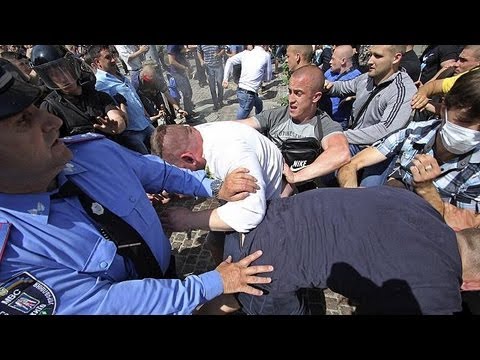 Ucrânia - http://es.euronews.com/ Miles de personas se han echado a las calles en Kiev para protestar contra las políticas del Gobierno de Viktor Yanukovich y contra l...