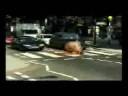 Homem-Caracol Atravessando a Rua