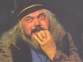 l'une des plus belles chansons fran�aise par le groupe ange. 

respect �ternel pour la fulgurance de l'interpr�tation !

achetez leurs disques ! 


ange
r�veille-toi!
christian d�camps - mick piellard


mille excuses si je suis en retard
mais j'attendais que les enfants s'endorment;
il a fallu raconter une histoire...
quand le gardien a fait chanter la grille
de ton caveau nimb� de brouillard,
alors je me suis avanc� sans bruit...

mille excuses si je suis en retard
mais les enfants t'ont revue sur l'album;
ton cimeti�re laisse une allure de square!
la vie s'allume d'une rivi�re de diamants
quand ma pens�e effeuille ton automne
je suis venu me conduire en amant...

r�veille-toi! r�veille-toi!
je veux que ce co�t fasse que tu ressuscites
et qu'il suscite en toi des instants de velours!

r�veille-toi!
je ne suis pas venu caresser une l�gende
mais un �tre dont la seule beaut�
�toufferait l'�clair de l'orage, les �p�es du soleil!

r�veille-toi!
je veux que mon envie d�poussi�re ton hymen
a grands coups de tendresse,
qu'il oublie sur ta peau l'ombre de mes d�sirs...

r�veille-toi!
j'entame un long chorus de liquide vagabond
sur ta chair � musique...
non! non! non! je ne crois plus en ce coma �ternel,
tomb� comme un satyre,
d�tenant le plaisir que tu avais de vivre...

r�veille-toi!
�carte tes paupi�res,
je veux revoir tes pleurs me parler d'une joie
que nous avons perdue...

r�veille-toi! r�veille-toi
tu m'entends, dis?
je te p�n�tre, te chavire, te respire, t'enfouis!!!
je t'aime!!! je t'aime!!! je t'aime!!!

mille excuses si je suis en retard
mais les enfants t'ont revue sur l'album;
un feu follet vient br�ler leur m�moire!
quand le gardien a fait chanter la grille
de ton caveau nimb� de brouillard,
alors je me suis avanc� sans bruit!
la vie s'allume d'une rivi�re de diamants
quand ma pens�e effeuille ton automne...
je suis venu d�border ton divan!