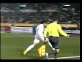 Alexandre Pato brinca com a bola.