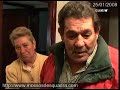 (1a part de 5)Tots els carrers són idèntics. Els blocs cacats. I les seves cases també. Moltes dones baixen al mercat en bata I sabatilles d'anar per casa; un venedor ambulant ven productes de neteja amb el seu carret i es creua amb 