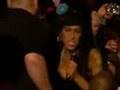 Amy Winehouse dando puñetazos con un fan Punches a Fan!