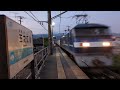 遅れていた貨物列車が玉之江駅を通過するシーン