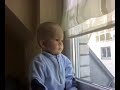 Luca sitzt auf der Fensterbank