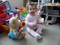 Emily danse avec son nounours chantant