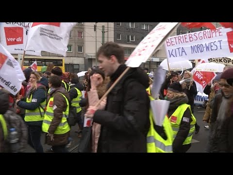 ffentlicher Dienst: Warnstreik - Tausende protestieren in Berlin