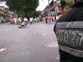 CARRERA CARROS DE RODILLOS ATROPELLANDO GENTE CARRERA CARROS DE RODILLOS ATROPELLANDO GENTE