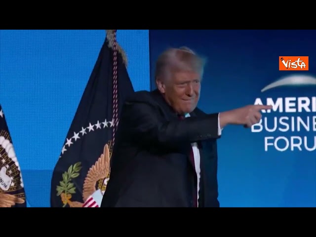 Trump balla la sua "Victory dance" al Business Forum di Miami per festeggiare un anno dall'elezione