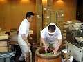 外国人に「クレイジー」と映る高速餅つきさばき映像のサムネイル