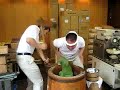 外国人に「クレイジー」と映る高速餅つきさばき映像のサムネイル3