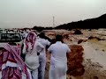 موقف رهيب : انقاذ امرأه من السيول في حائل سيول حائل