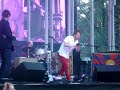 PRIMO DI TRE VIDEOLa seconda e ultima data italiana dei Radiohead, ancora all'Arena Civica di Milano ha visto la band di Oxford trionfare nuovamente con una scaletta con più di una variazione rispetto a quella della sera prima anche se ugualmente incentrata sui brani di In Rainbows. Pubblico entusiasta con molti fan che hanno fatto il bis e altri arrivati da ogni parte d'Italia. Fra loro anche Max Gazzé e Max Casacci dei Subsonica, con maglietta raffigurante la copertina di Unknown Pleasures dei Joy Division. Thom Yorke, pantaloni rossi e camicia striminzita bianca, sembra invece uno dei White Stripes ma è molto meno cool di Meg&Jack. Però basta la prima pennata per trasformare il ranocchio nel re del rock del terzo millennio, colui che assieme ai suoi quattro scudieri ha instaurato con il suo pubblico un rapporto talmente viscerale da non avere termini di paragone con gli altri gruppi che hanno debuttato dal 1990 in poi, il tutto grazie a una rara coerenza (e non si parla di musica) e a iniziative come la messa on line sostanzialmente gratuita dell'ultimo album e l'impegno ecologista mirante a produrre meno anidride carbonica possibile con questo e i prossimi tour, giacché la Terra non gode esattamente di buona salute. Ecco tutti i brani eseguiti nel secondo e ultimo concerto milanese:Reckoner15 StepThe National AnthemAll I NeedNudeAirbagThe GloamingDollars And CentsArpeggiFaust ArpHow To Disappear CompletelyJigsaw Falling Into PlaceA Wolf At The DoorVideotapeEverything In Its Right PlaceIdiotequeBodysnatchersHouse Of CardsThere ThereBangers And MashJustThe TouristGo Slowly2+2=5Paranoid Android