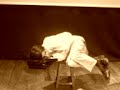 reivax se apresenta como teatro perform�tico que utiliza para a cria��o do enredo da personagem e do di�logo (mudo) elementos chocantes do il�gico, com o objetivo de reproduzir diretamente o desatino e a falta de solu��es em que est�o imersos o homem e a sociedade. para l� de ridicularizar as situa��es mais banais, retrata de uma forma tang�vel, mim�tica, e c�mica a solid�o do ser humano e a insignific�ncia de sua exist�ncia. isso tudo de maneira praticamente pitoresca em situa��es em que a personagem v� repentinamente em perigo a seguran�a da sua vida quotidiana. desde a ironia, passeando pelo grotesco, especialmente satirizando a complacente atmosfera, p�e em cena de maneira ins�lita os mais simples e puros tra�os humanos. procovador, l�dico e sutil ao mesmo tempo, uma forma de manter-se alerta. esse � reivax.